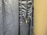 une photo d'une veste accrochée au mur