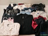une pile de vêtements posée sur une table