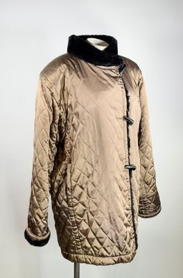 une photo d'une veste posée sur un mannequin, sur fond blanc