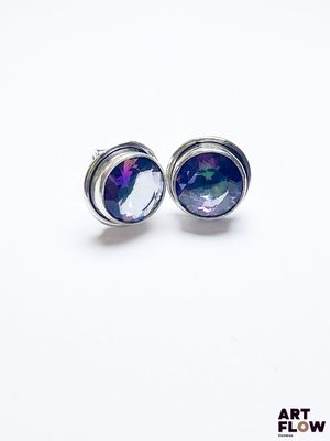 gros plan d'une paire de boucles d'oreilles sur une surface blanche