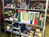 une grande étagère métallique sur laquelle sont posés de nombreux objets