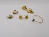 trois paires de boucles d'oreilles en or et une paire de boucles d'oreilles