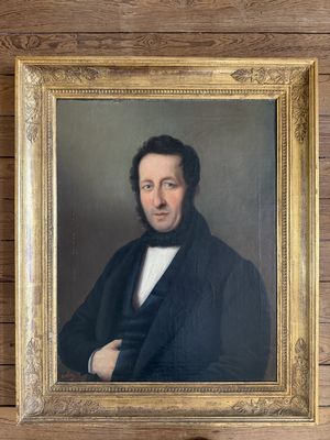 portrait d'un homme vêtu d'un manteau noir et d'une chemise blanche