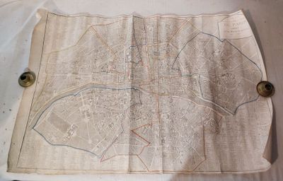 une vieille carte posée sur une table, sur laquelle sont disposés des boutons