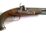 un vieux fusil posé sur une table