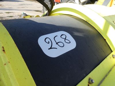 un gros plan d'une moto sur laquelle est apposé un autocollant avec un numéro