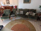 une photo d'un salon avec des canapés et des fauteuils