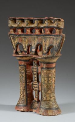une image représentant un vase en bois orné de sculptures