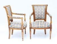Paire de fauteuils en bois naturel, mouluré et sculpté à dos… (photo 3)