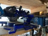 une machine bleue posée sur une étagère en bois