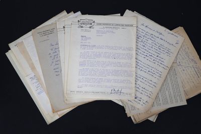 plusieurs vieux papiers sont empilés les uns sur les autres