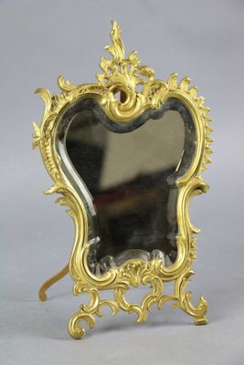 une image représentant un cadre doré orné d'un miroir en forme de cœur