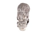une figurine en argent représentant un homme coiffé d'un chapeau