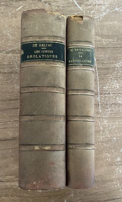 deux vieux livres posés sur une table