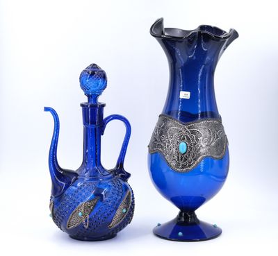 deux vases bleus posés l'un à côté de l'autre sur une surface blanche