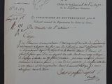 un vieux document écrit posé sur une table