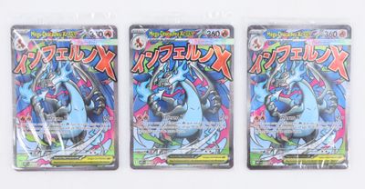 trois paquets de cartes à collectionner Pokémon posés sur une surface blanche