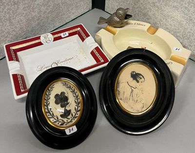 deux assiettes et un plateau ornés d'une illustration