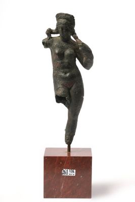 "Aphrodite sortant des eaux" en bronze.