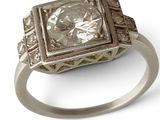 une image représentant une bague sertie d'un diamant, sur fond blanc