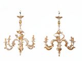 une paire de lustres blancs et dorés sur fond blanc