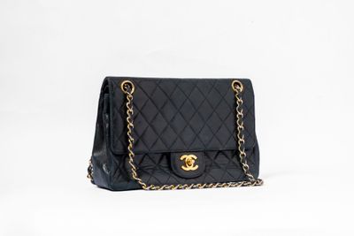 Sac Chanel noir à rabat en cuir d'agneau matelassé, avec finitions dorées