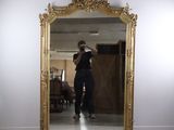 une femme se prenant en photo dans un miroir