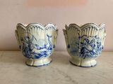 deux vases bleus et blancs posés sur un comptoir en marbre