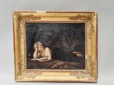 une peinture à l'huile représentant une femme nue en train de lire un livre, dans un cadre doré
