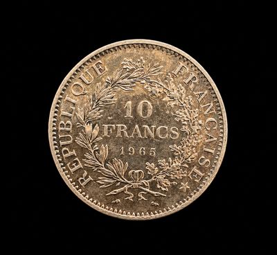 gros plan d'une pièce de monnaie sur fond noir