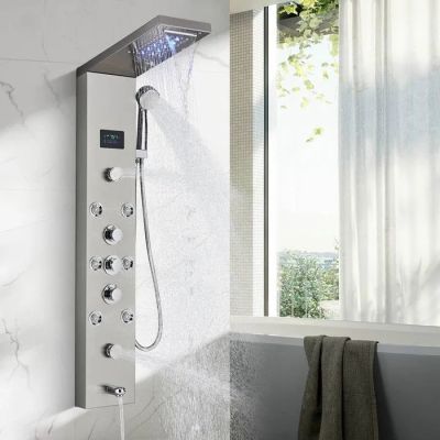 une douche située dans la salle de bains et équipée d'une pomme de douche
