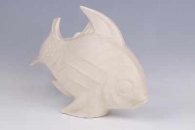 LEJAN, Poisson en faïence à émail craquelé crème.