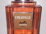 une photo d'un flacon de parfum posé sur un comptoir