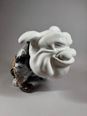 une figurine représentant un homme assis par terre