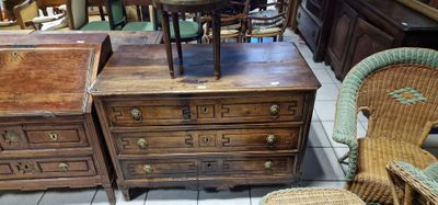 Plusieurs meubles sont exposés dans un magasin spécialisé dans le mobilier en osier.