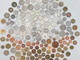 une image représentant un cercle formé de pièces de monnaie sur une surface blanche
