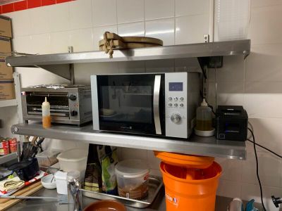 un micro-ondes posé sur une étagère dans une cuisine