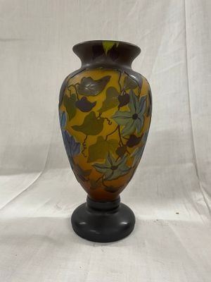 un vase posé sur un support sur fond blanc