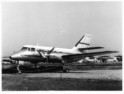 un petit avion stationné sur la piste