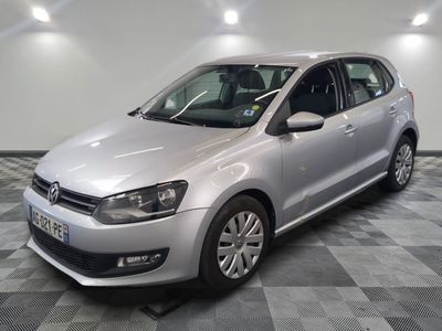 la volkswagen polo argentée est garée sur un carrelage à carreaux