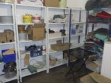 une pièce remplie de boîtes et d'étagères