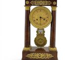 une horloge posée sur une table