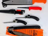 cinq types de couteaux différents sur une surface blanche