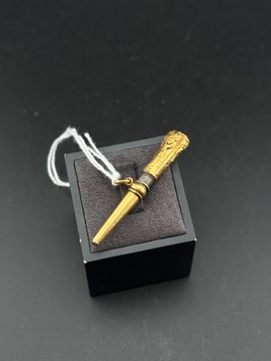 a pen that is sitting in a box on a table