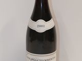 une bouteille de vin posée sur une table