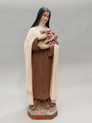 une statue représentant une femme tenant un bouquet de fleurs