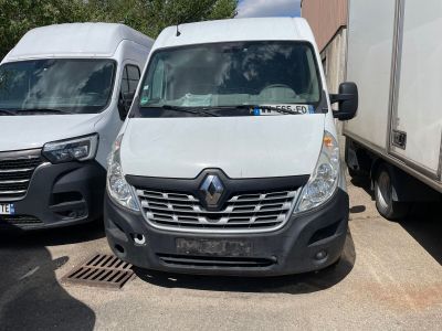 deux camionnettes blanches garées l'une à côté de l'autre dans un parking