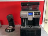 une machine à café posée sur un comptoir dans une cuisine