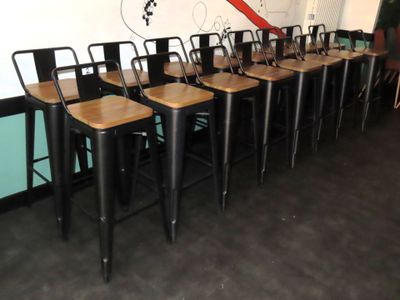 beaucoup de chaises alignées en rangée
