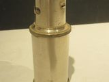 un petit briquet argenté posé sur une table blanche